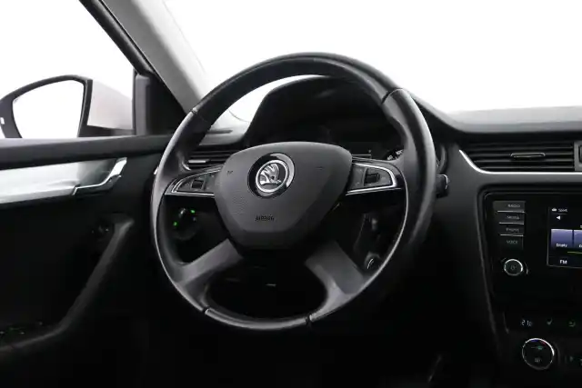 Valkoinen Viistoperä, Skoda Octavia – TZN-332