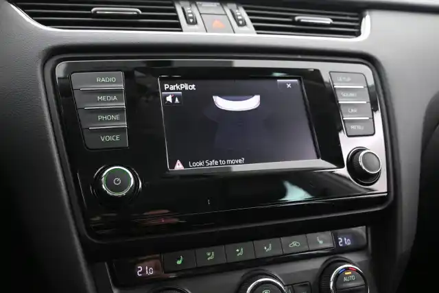Valkoinen Viistoperä, Skoda Octavia – TZN-332