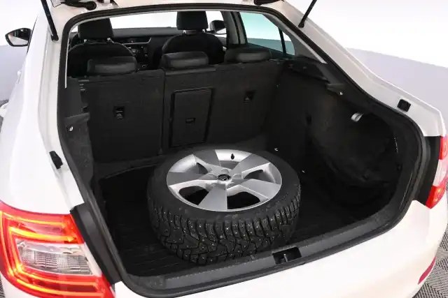 Valkoinen Viistoperä, Skoda Octavia – TZN-332