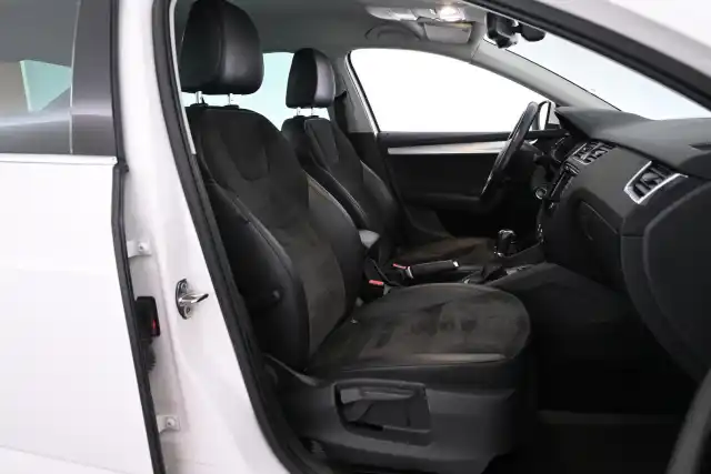 Valkoinen Viistoperä, Skoda Octavia – TZN-332