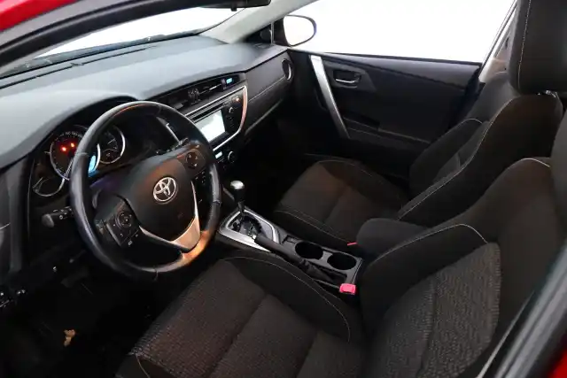 Punainen Farmari, Toyota Auris – TZN-596