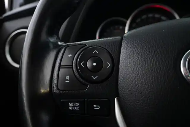 Punainen Farmari, Toyota Auris – TZN-596