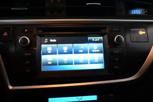 Punainen Farmari, Toyota Auris – TZN-596