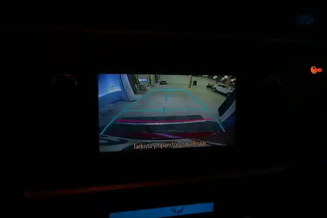 Punainen Farmari, Toyota Auris – TZN-596