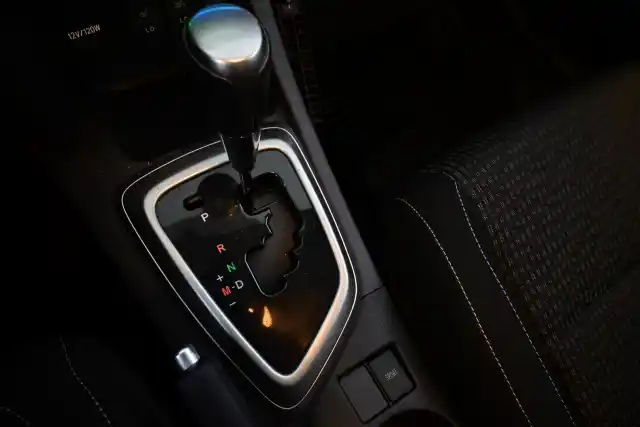 Punainen Farmari, Toyota Auris – TZN-596