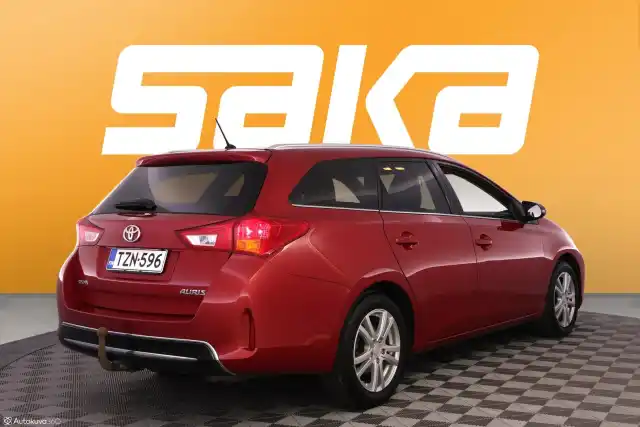 Punainen Farmari, Toyota Auris – TZN-596