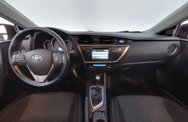 Punainen Farmari, Toyota Auris – TZN-596