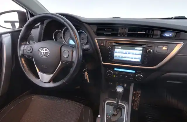 Punainen Farmari, Toyota Auris – TZN-596