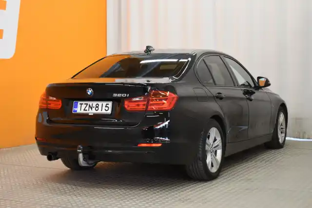 Musta Sedan, BMW 320 – TZN-815