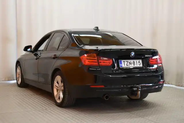Musta Sedan, BMW 320 – TZN-815