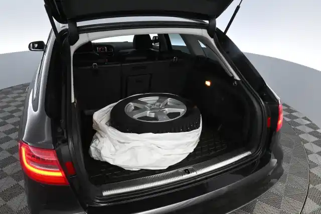 Harmaa Farmari, Audi A4 – TZO-271