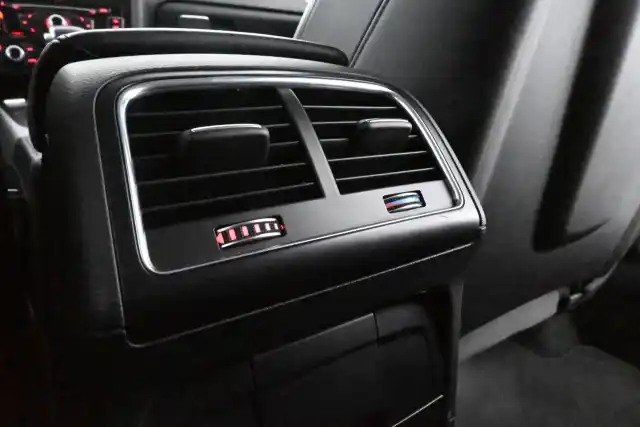Harmaa Farmari, Audi A4 – TZO-271