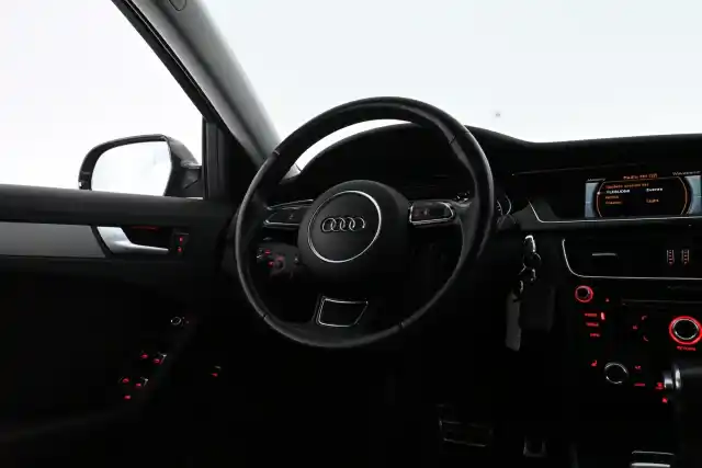 Harmaa Farmari, Audi A4 – TZO-271