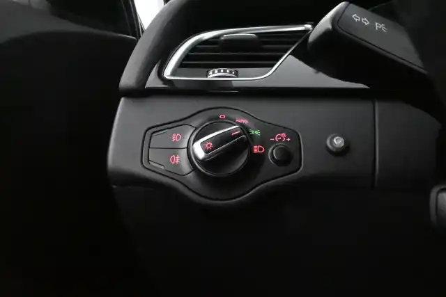 Harmaa Farmari, Audi A4 – TZO-271