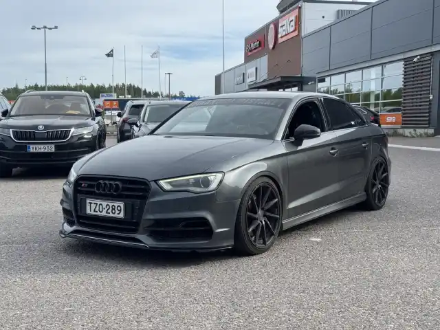 Harmaa Sedan, Audi S3 – TZO-289