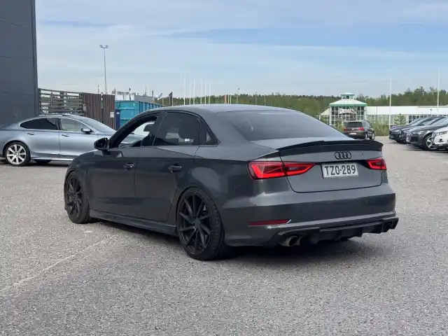 Harmaa Sedan, Audi S3 – TZO-289