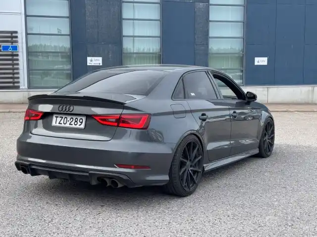 Harmaa Sedan, Audi S3 – TZO-289