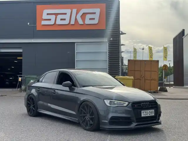 Harmaa Sedan, Audi S3 – TZO-289