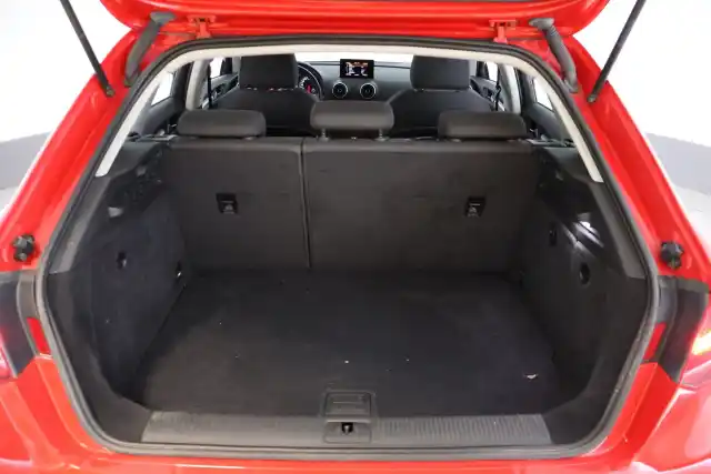 Punainen Viistoperä, Audi A3 – TZO-294