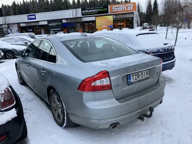 Harmaa Sedan, Volvo S80 – TZR-319