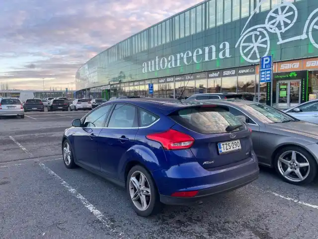 Sininen Viistoperä, Ford Focus – TZS-290