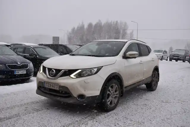 Valkoinen Maastoauto, Nissan Qashqai – TZX-477