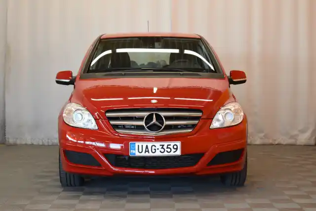 Punainen Tila-auto, Mercedes-Benz B – UAG-359