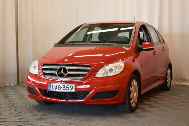 Punainen Tila-auto, Mercedes-Benz B – UAG-359