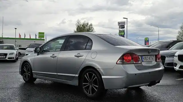 Harmaa Sedan, Honda Civic – UBZ-873