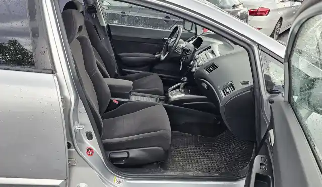Harmaa Sedan, Honda Civic – UBZ-873