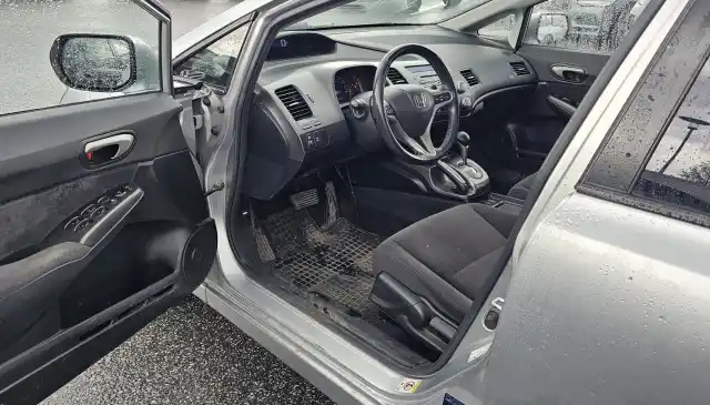 Harmaa Sedan, Honda Civic – UBZ-873