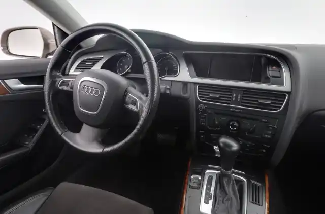 Ruskea Viistoperä, Audi A5 – UCG-711