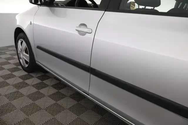 Harmaa Viistoperä, Skoda Fabia – UEF-878