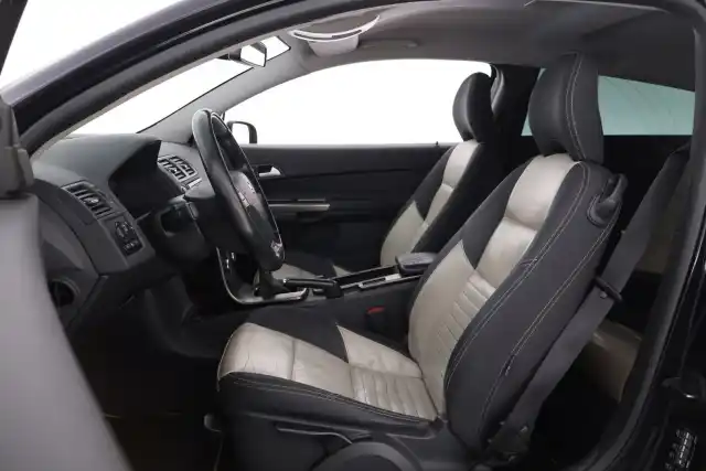 Musta Viistoperä, Volvo C30 – UEI-402