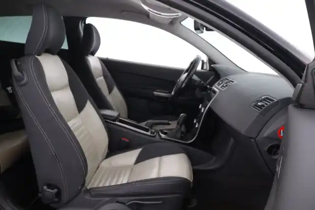 Musta Viistoperä, Volvo C30 – UEI-402