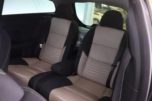 Musta Viistoperä, Volvo C30 – UEI-402