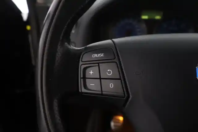 Musta Viistoperä, Volvo C30 – UEI-402