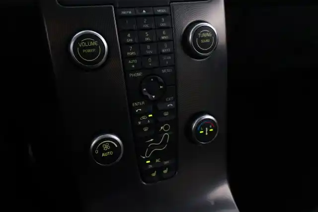 Musta Viistoperä, Volvo C30 – UEI-402