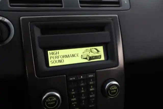 Musta Viistoperä, Volvo C30 – UEI-402