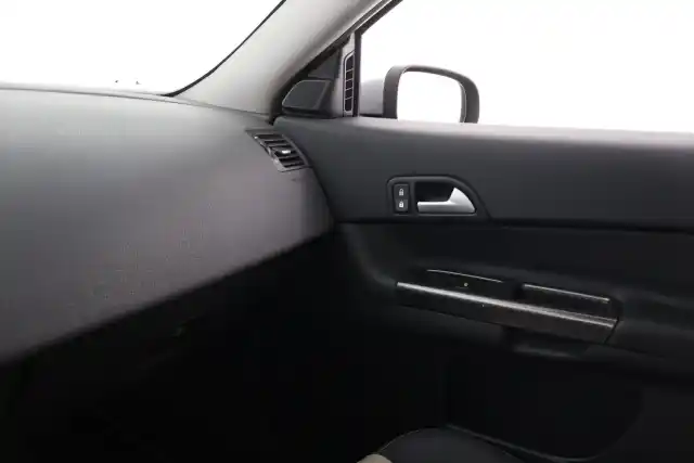 Musta Viistoperä, Volvo C30 – UEI-402