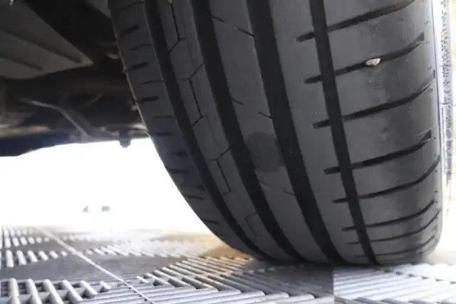 Musta Viistoperä, Volvo C30 – UEI-402