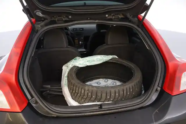 Musta Viistoperä, Volvo C30 – UEI-402