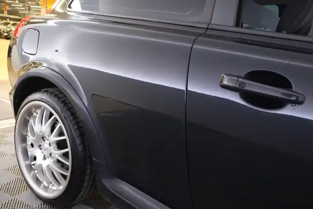 Musta Viistoperä, Volvo C30 – UEI-402