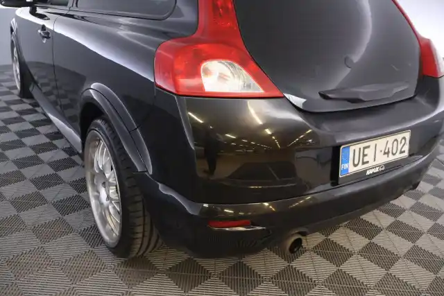 Musta Viistoperä, Volvo C30 – UEI-402