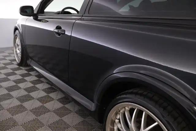 Musta Viistoperä, Volvo C30 – UEI-402