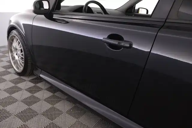 Musta Viistoperä, Volvo C30 – UEI-402