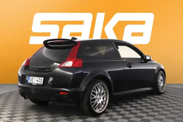 Musta Viistoperä, Volvo C30 – UEI-402