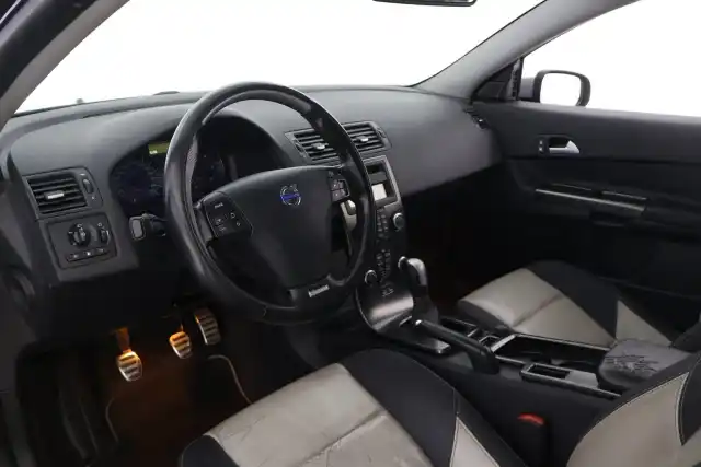 Musta Viistoperä, Volvo C30 – UEI-402