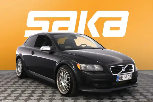 Musta Viistoperä, Volvo C30 – UEI-402