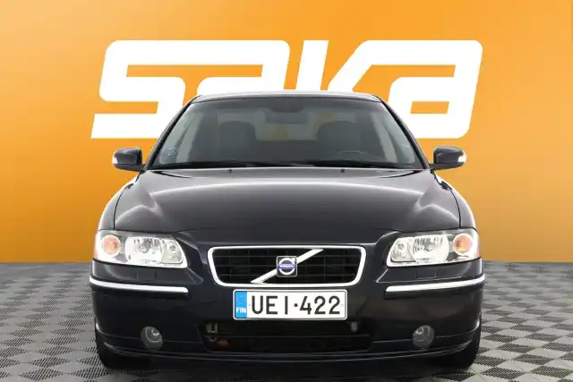 Sininen Sedan, Volvo S60 – UEI-422